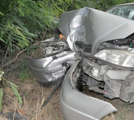 A intrat cu maşina în copac, pe DN 3: era băut şi circula cu viteză